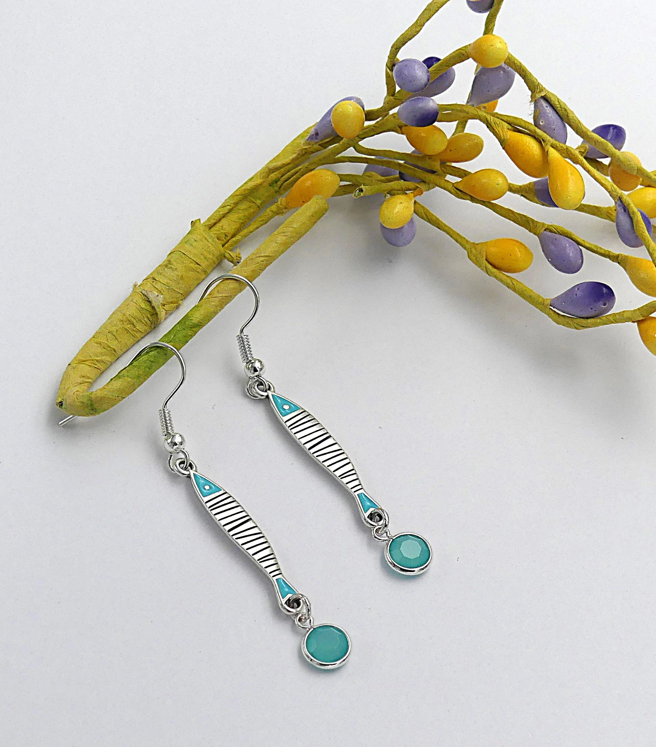 Boucles d'oreilles poissons stylisés, métal argenté et émail